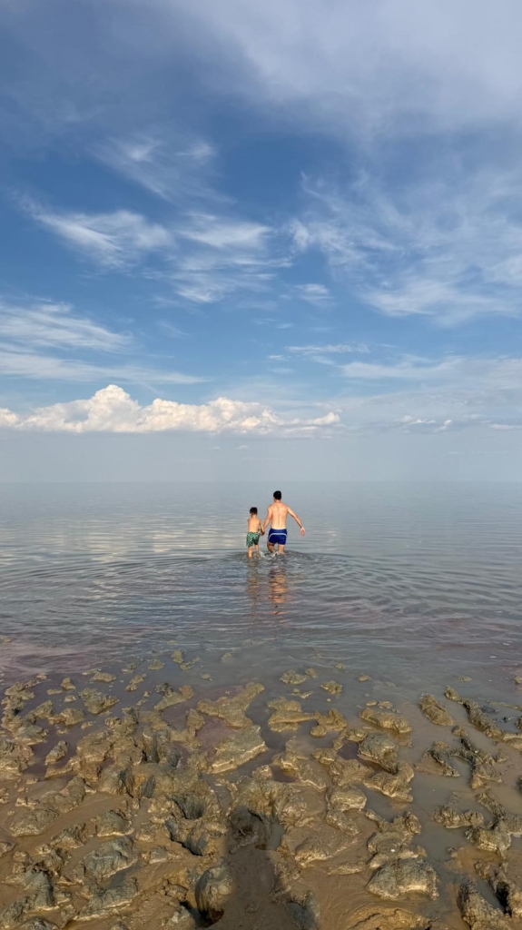 Mare d'aral con i bambini